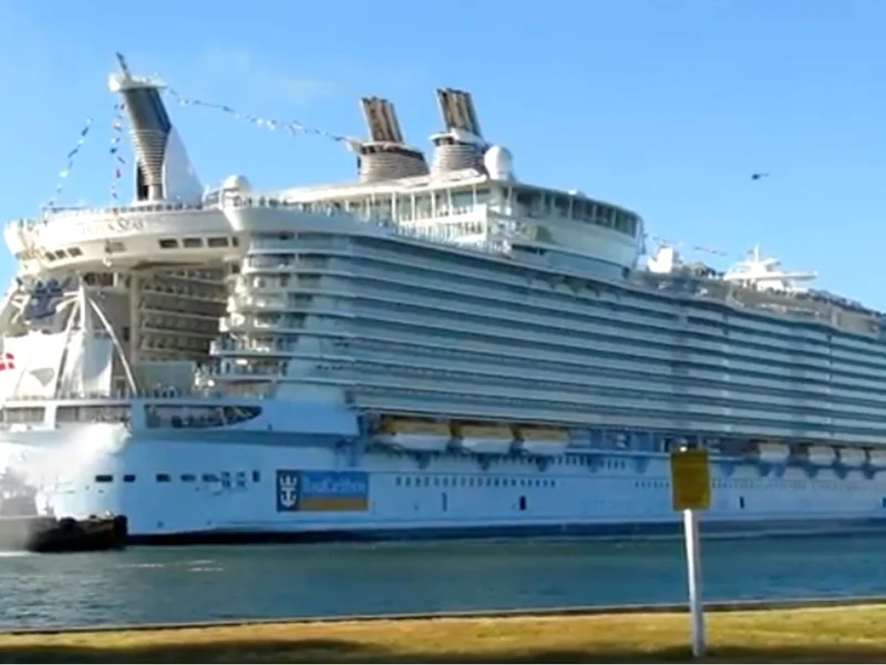 Royal Caribbean International - Oasis Promenade Deck (Photo 3)
